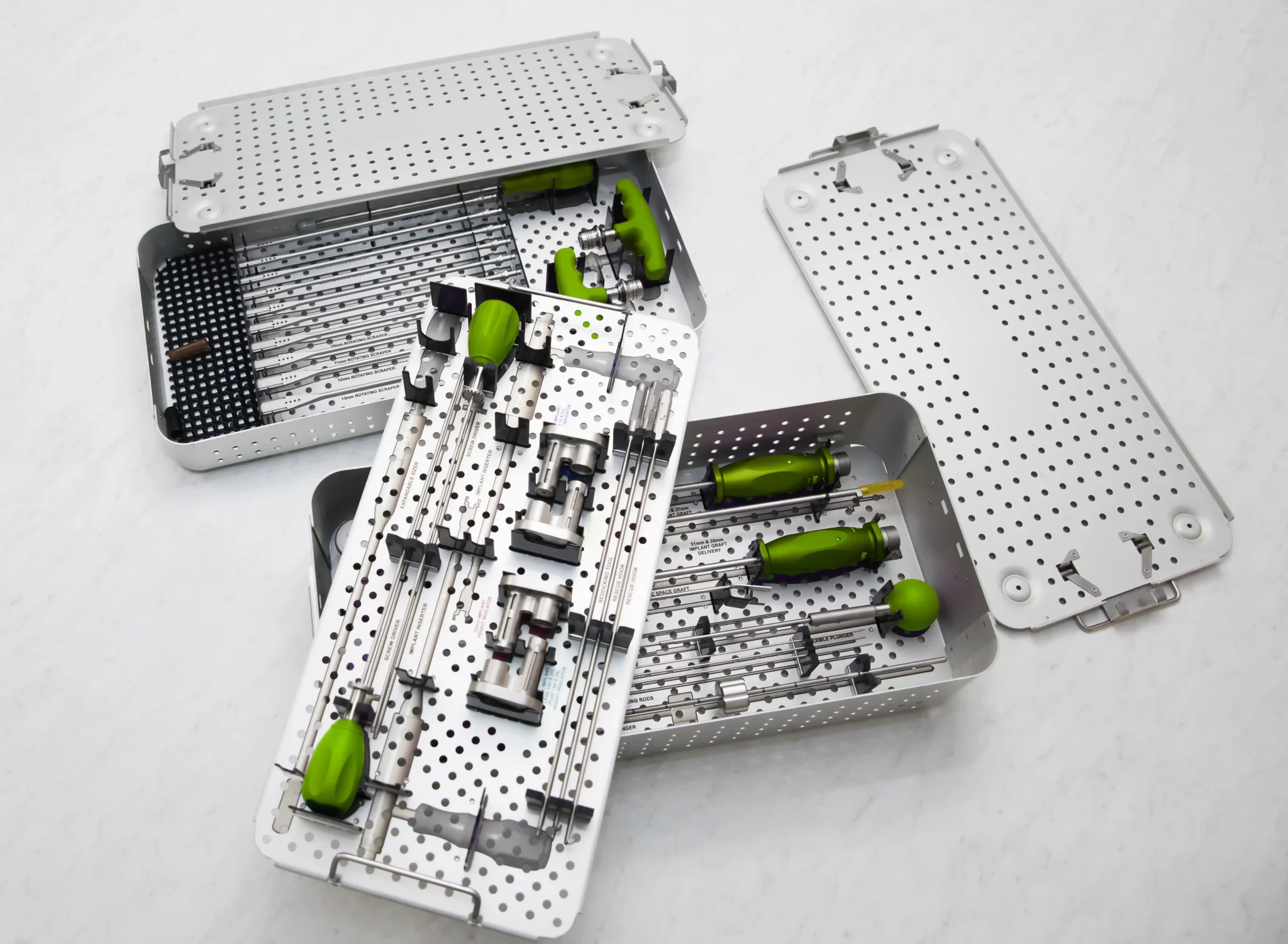 Orthopedic surgical instrument set arranged in sterilization tray